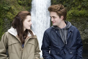 Robert Pattinson y su coestrella Kristen Stewart en una escena de "Twilight"